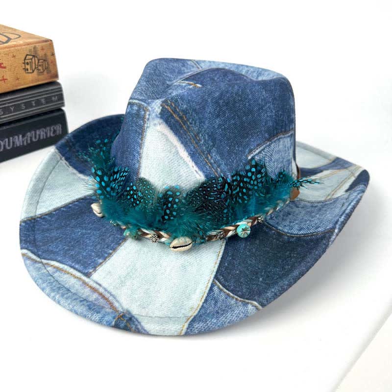 Sombrero vaquero de mezclilla con diseño de bloques de color y plumas verdes.