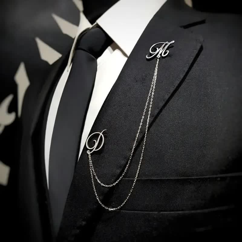 Broche elegante con iniciales personalizados y cadena.
