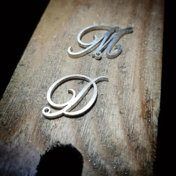 Broche elegante con iniciales personalizados y cadena.