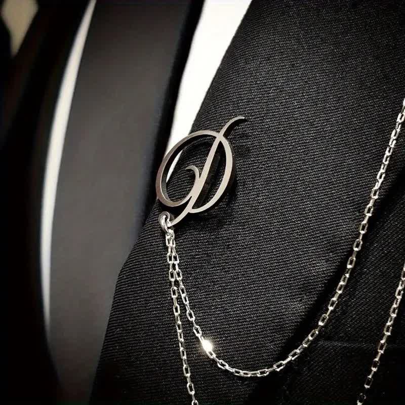 Broche elegante con iniciales personalizados y cadena.
