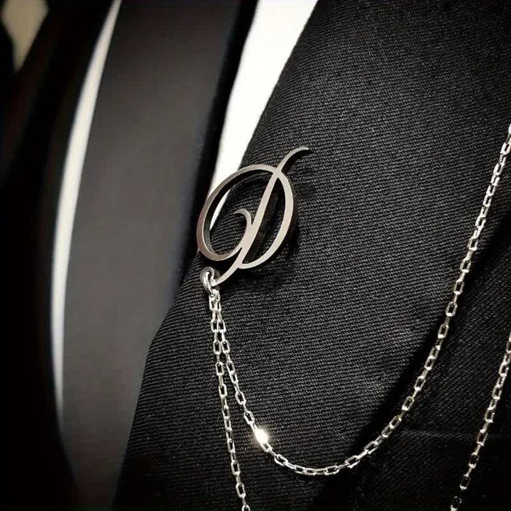 Broche elegante con iniciales personalizados y cadena.
