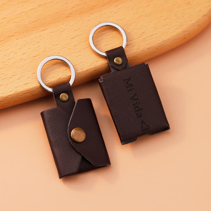 Llavero de cuero marrón personalizado con 3 fotos y texto tallado