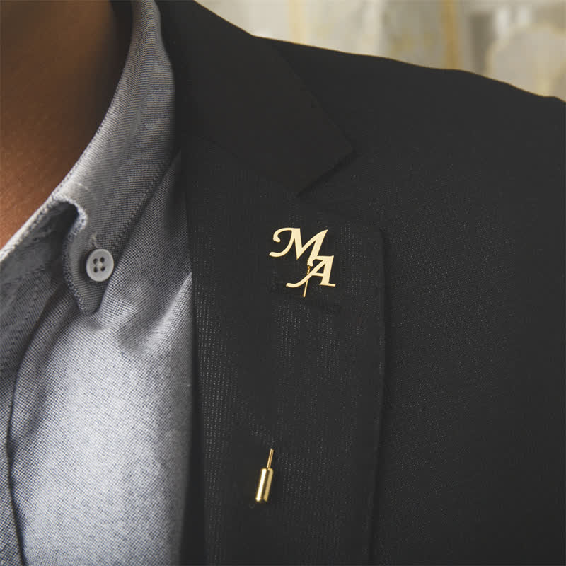 Broche de solapa de acero inoxidable con dos iniciales personalizadas