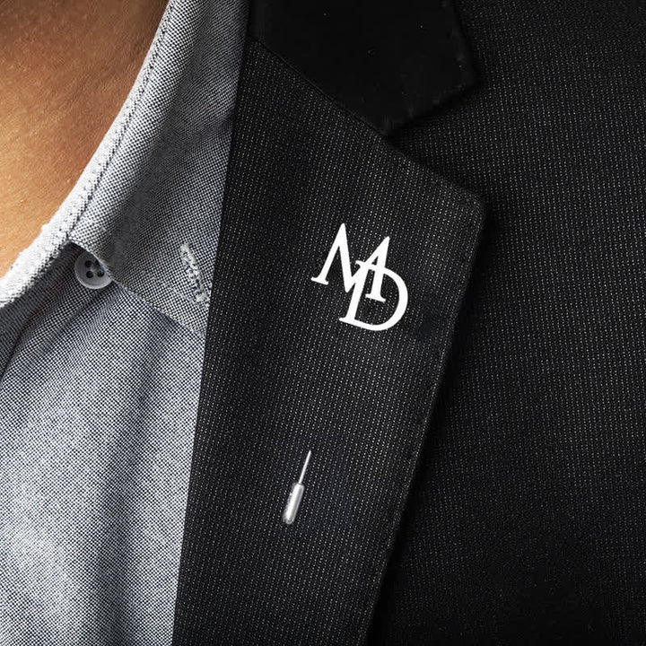 Broche de solapa de acero inoxidable con dos iniciales personalizadas