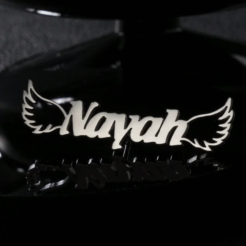 Elegante broche con alas de ángel y nombre personalizado