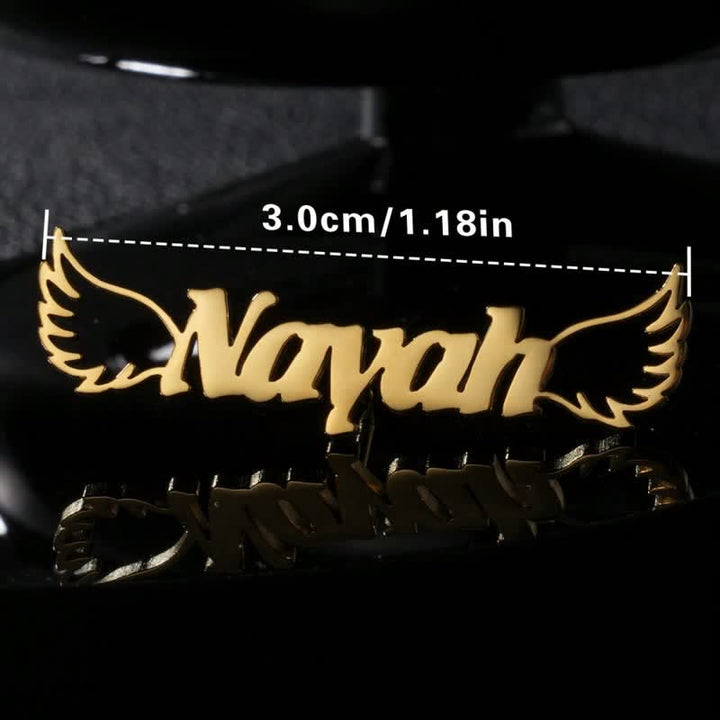 Elegante broche con alas de ángel y nombre personalizado