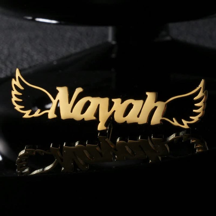 Elegante broche con alas de ángel y nombre personalizado