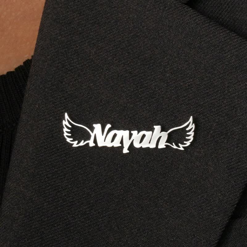 Elegante broche con alas de ángel y nombre personalizado