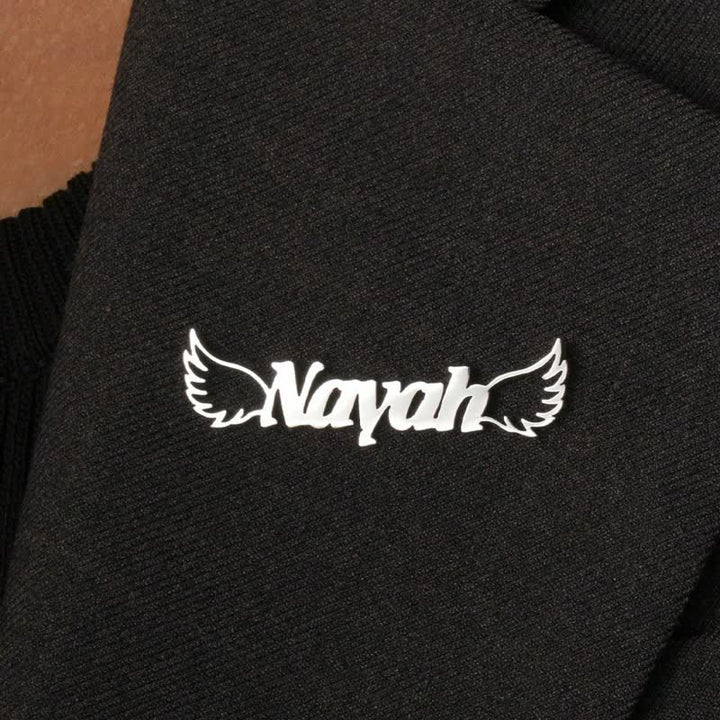 Elegante broche con alas de ángel y nombre personalizado