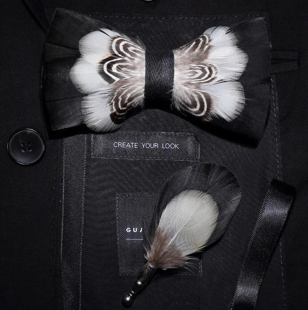Pajarita con plumas y estampado de tigre en blanco y negro con alfiler de solapa