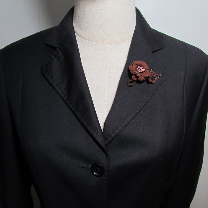 Broche de tela con diseño original de flores para boda con café encantador