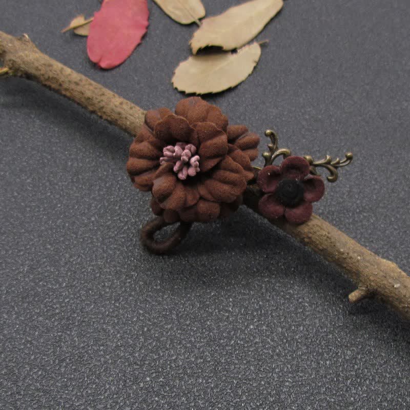 Broche de tela con diseño original de flores para boda con café encantador