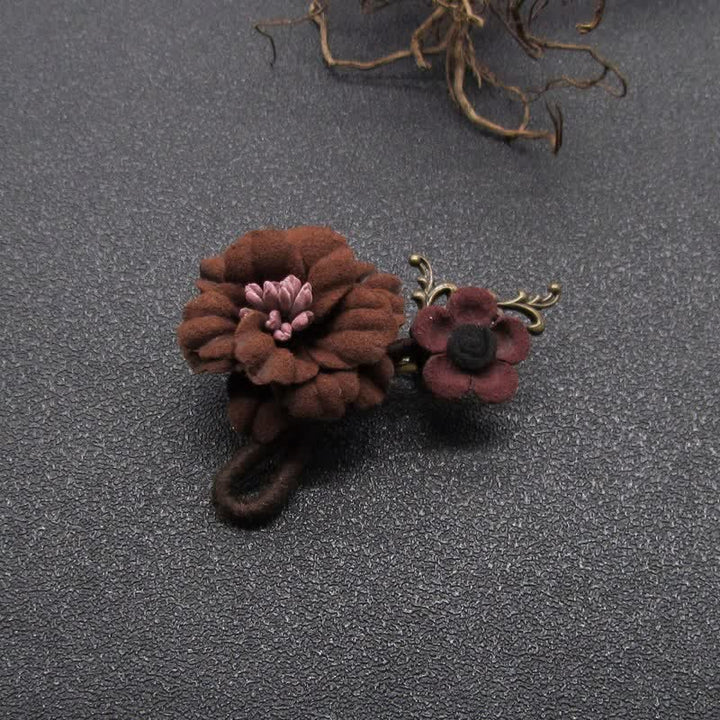 Broche de tela con diseño original de flores para boda con café encantador