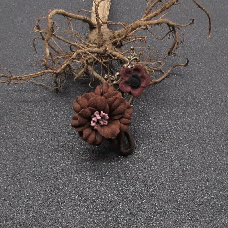 Broche de tela con diseño original de flores para boda con café encantador