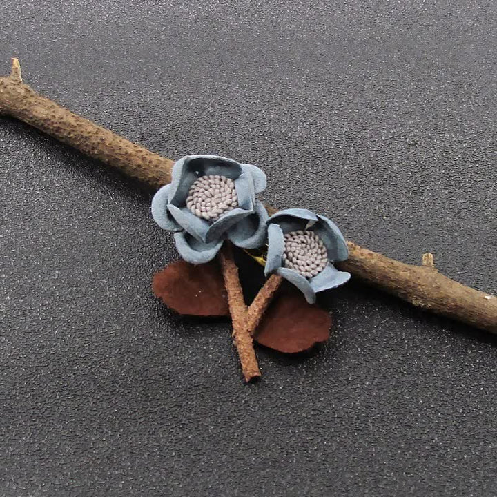 Broche de tela con flores dobles y diseño original de boda en azul pálido