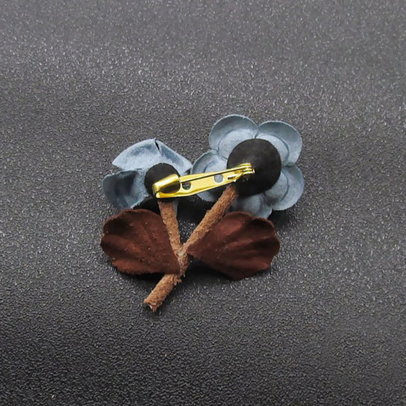 Broche de tela con flores dobles y diseño original de boda en azul pálido