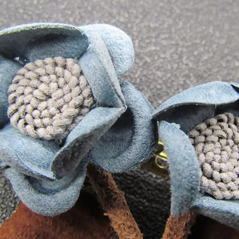 Broche de tela con flores dobles y diseño original de boda en azul pálido