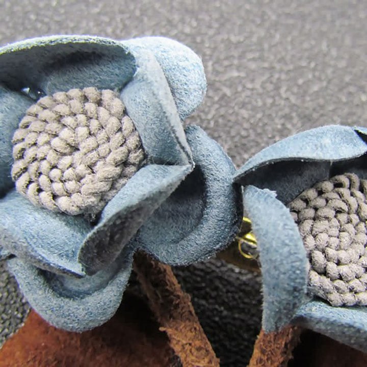 Broche de tela con flores dobles y diseño original de boda en azul pálido