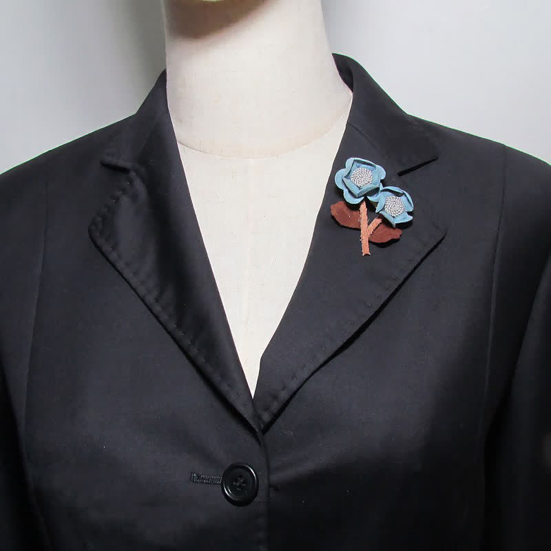 Broche de tela con flores dobles y diseño original de boda en azul pálido