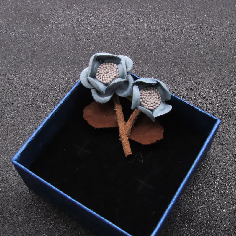 Broche de tela con flores dobles y diseño original de boda en azul pálido