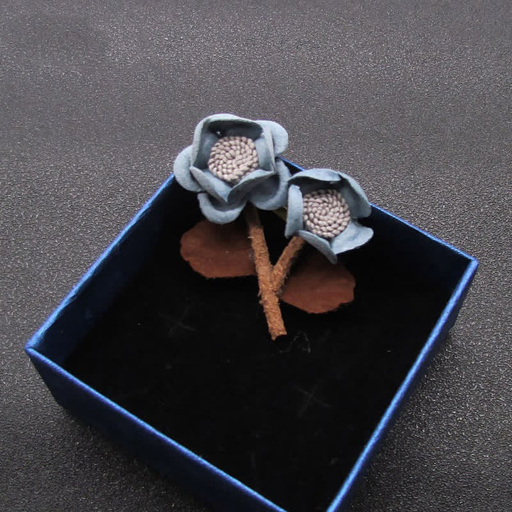 Broche de tela con flores dobles y diseño original de boda en azul pálido