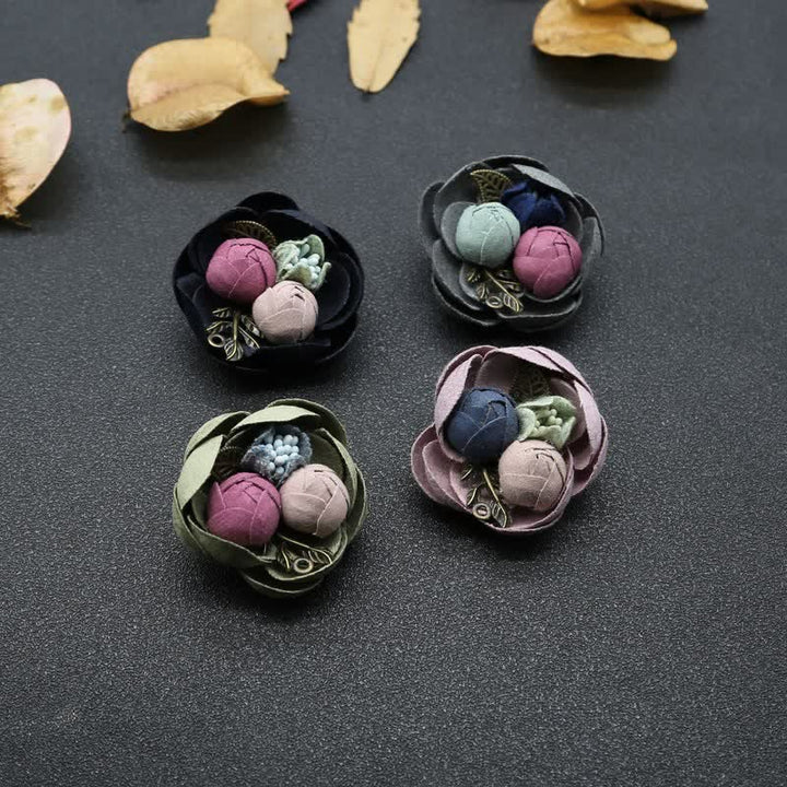 Lindo broche de tela con diseño original de mini flores para boda