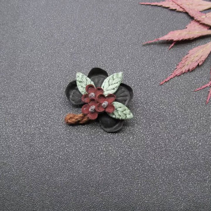 Broche de tela con diseño original de margarita roja para boda