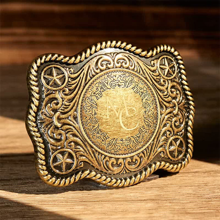 Cinturón de cuero con hebilla estilo western, tallado a mano y con monograma personalizado