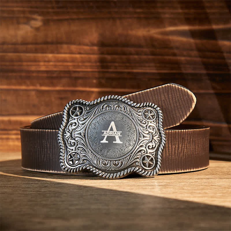 Cinturón de cuero con hebilla estilo western, tallado a mano y con monograma personalizado