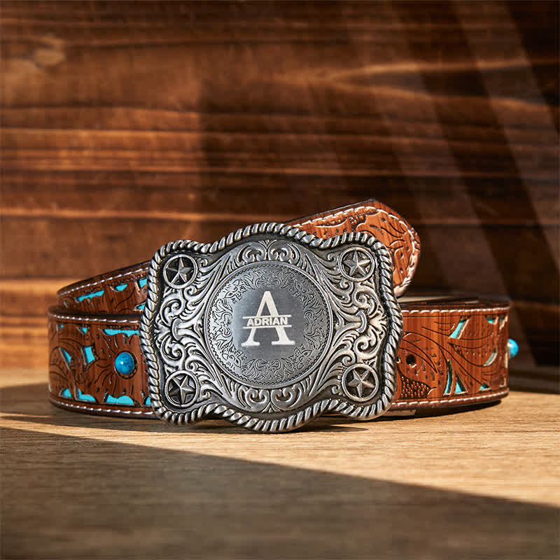 Cinturón de cuero con hebilla estilo western, tallado a mano y con monograma personalizado
