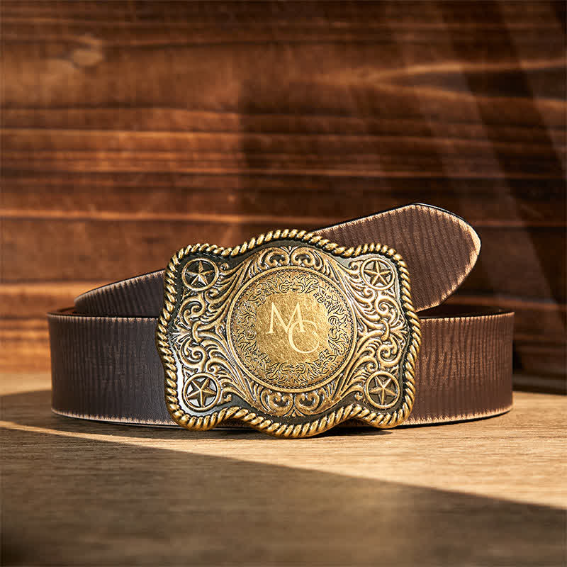 Cinturón de cuero con hebilla estilo western, tallado a mano y con monograma personalizado