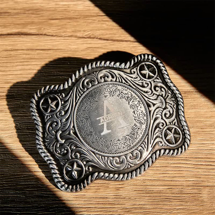 Cinturón de cuero con hebilla estilo western, tallado a mano y con monograma personalizado
