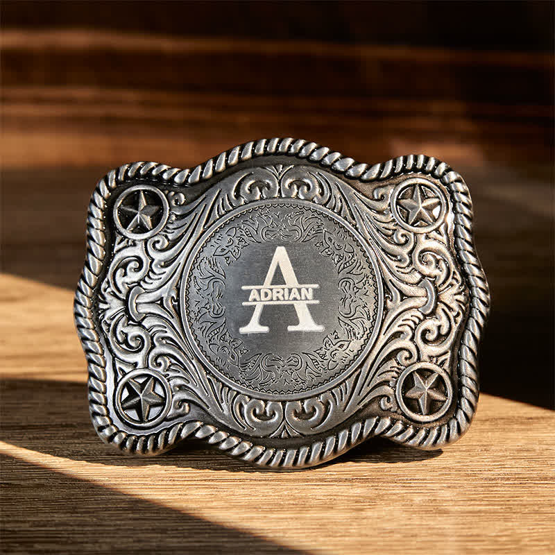 Cinturón de cuero con hebilla estilo western, tallado a mano y con monograma personalizado