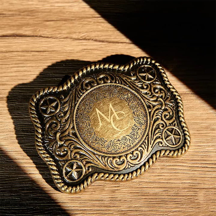 Cinturón de cuero con hebilla estilo western, tallado a mano y con monograma personalizado