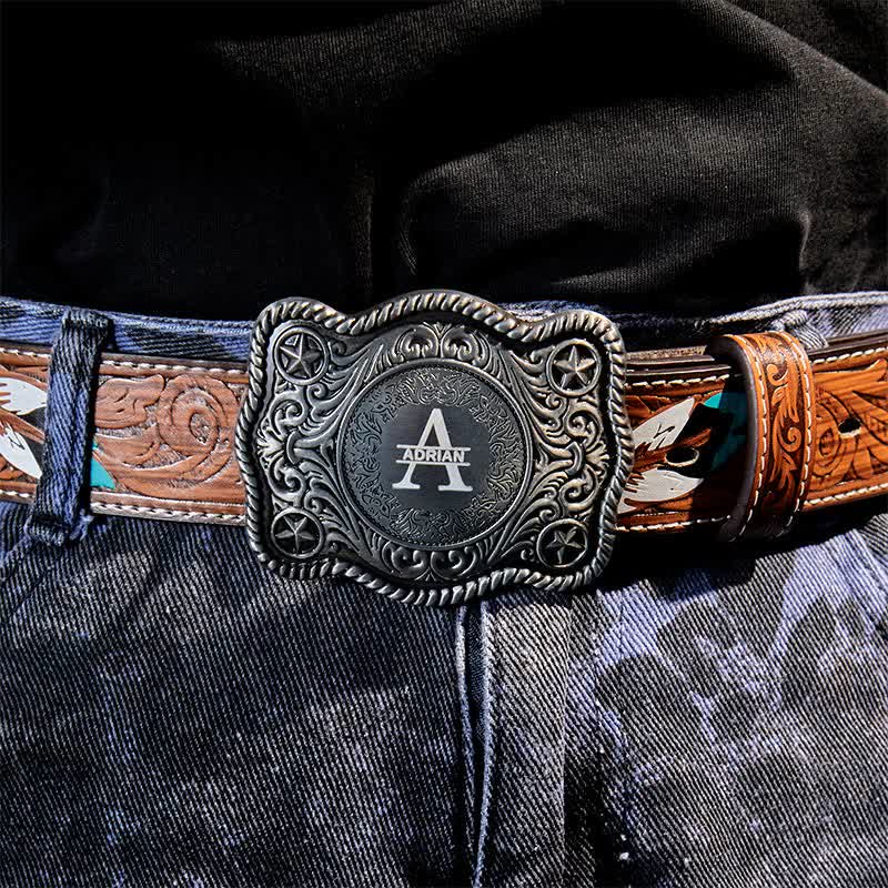 Cinturón de cuero con hebilla estilo western, tallado a mano y con monograma personalizado