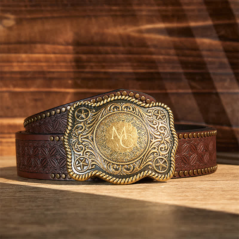 Cinturón de cuero con hebilla estilo western, tallado a mano y con monograma personalizado