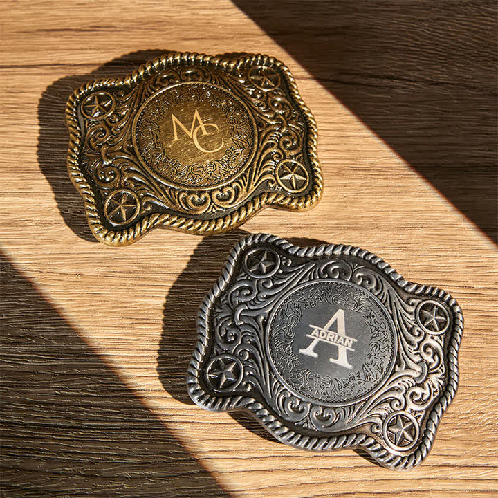Cinturón de cuero con hebilla estilo western, tallado a mano y con monograma personalizado