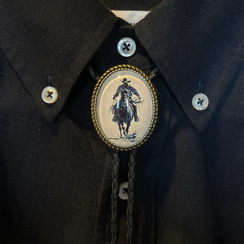 Corbata bolo de cuero trenzado con colgante de escena de montar a caballo de vaquero