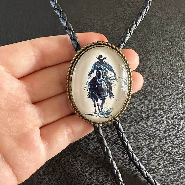 Corbata bolo de cuero trenzado con colgante de escena de montar a caballo de vaquero
