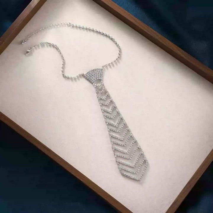 Collar de corbata creativo con diamantes de imitación de cristal y forma de rayas