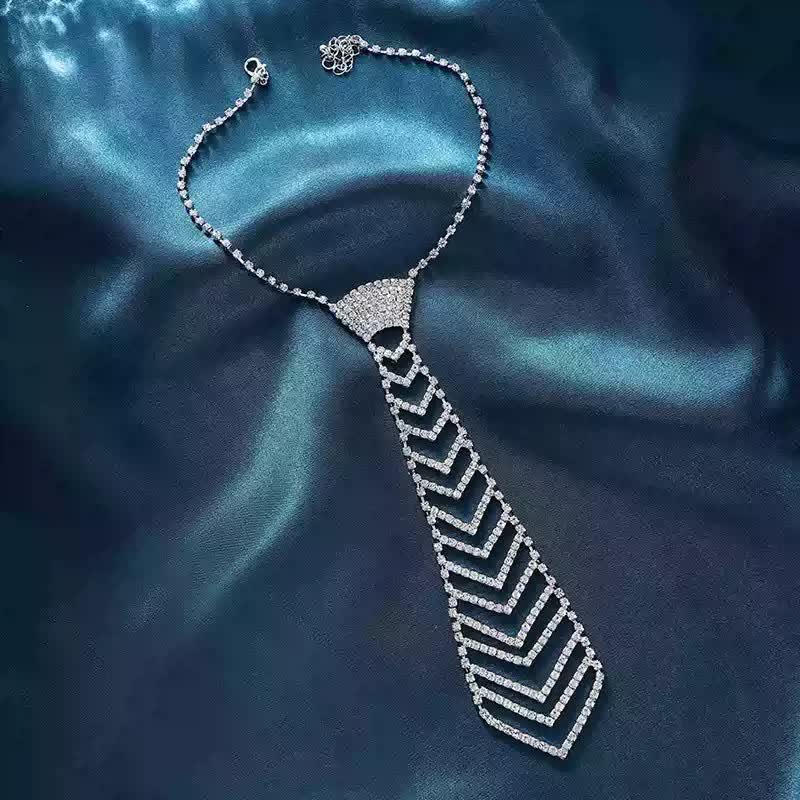 Collar de corbata creativo con diamantes de imitación de cristal y forma de rayas