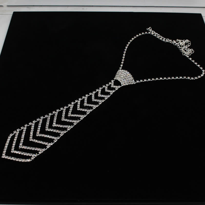 Collar de corbata creativo con diamantes de imitación de cristal y forma de rayas
