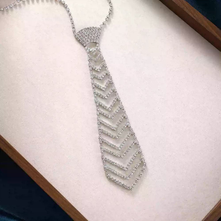 Collar de corbata creativo con diamantes de imitación de cristal y forma de rayas