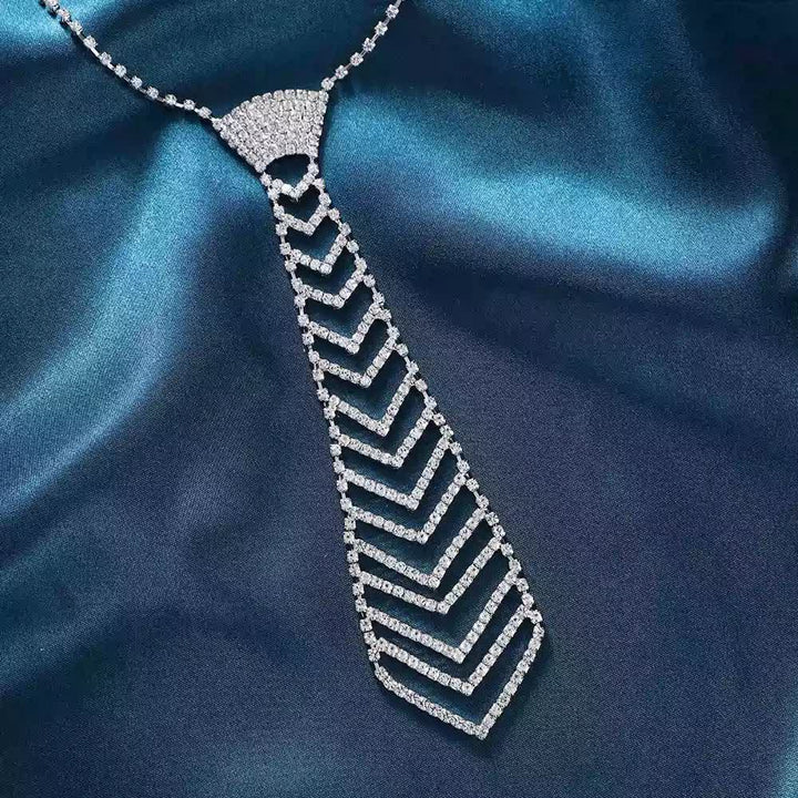 Collar de corbata creativo con diamantes de imitación de cristal y forma de rayas