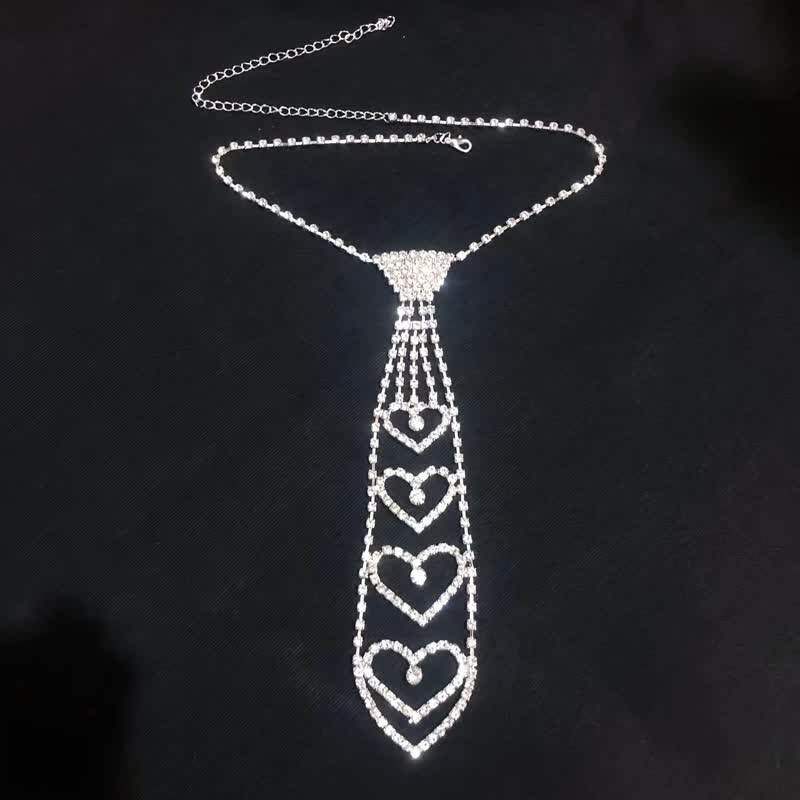 Collar de lujo con forma de corazón y diseño de corbata con diamantes de imitación
