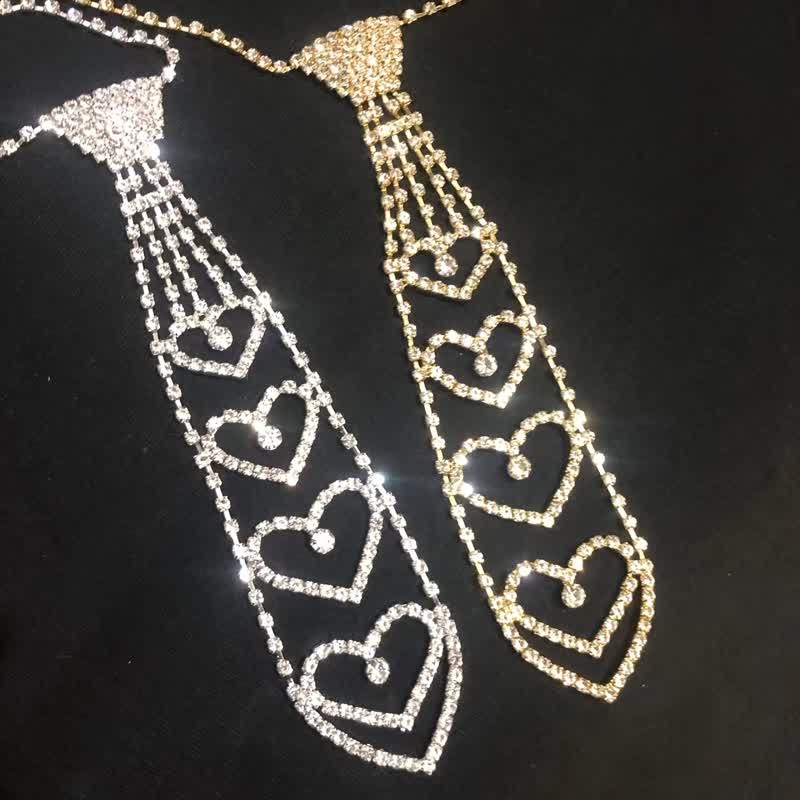 Collar de lujo con forma de corazón y diseño de corbata con diamantes de imitación