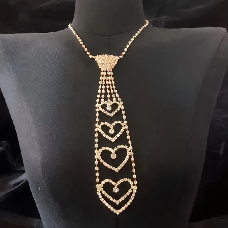 Collar de lujo con forma de corazón y diseño de corbata con diamantes de imitación