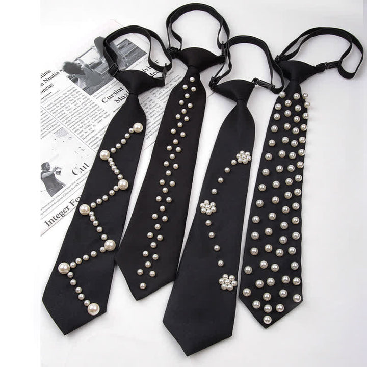 Elegante corbata creativa con tachuelas de perlas artificiales