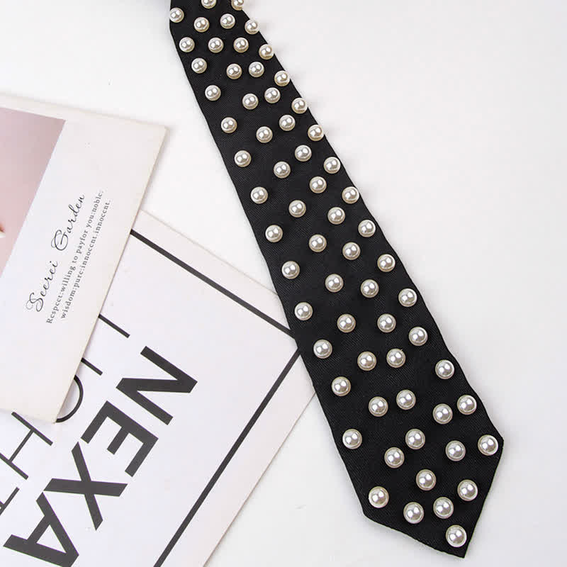 Elegante corbata creativa con tachuelas de perlas artificiales