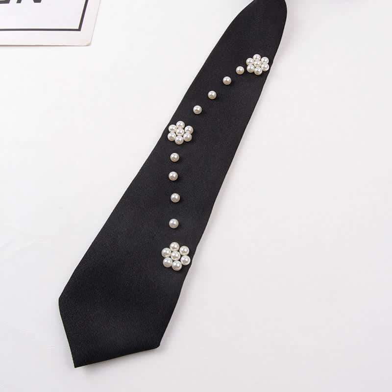 Elegante corbata creativa con tachuelas de perlas artificiales